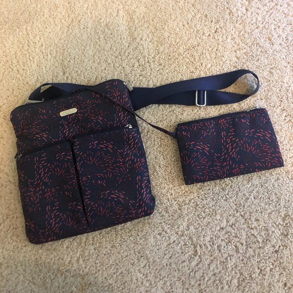 Baggallini travel bag with small purse on inside - Picture 4 of 4